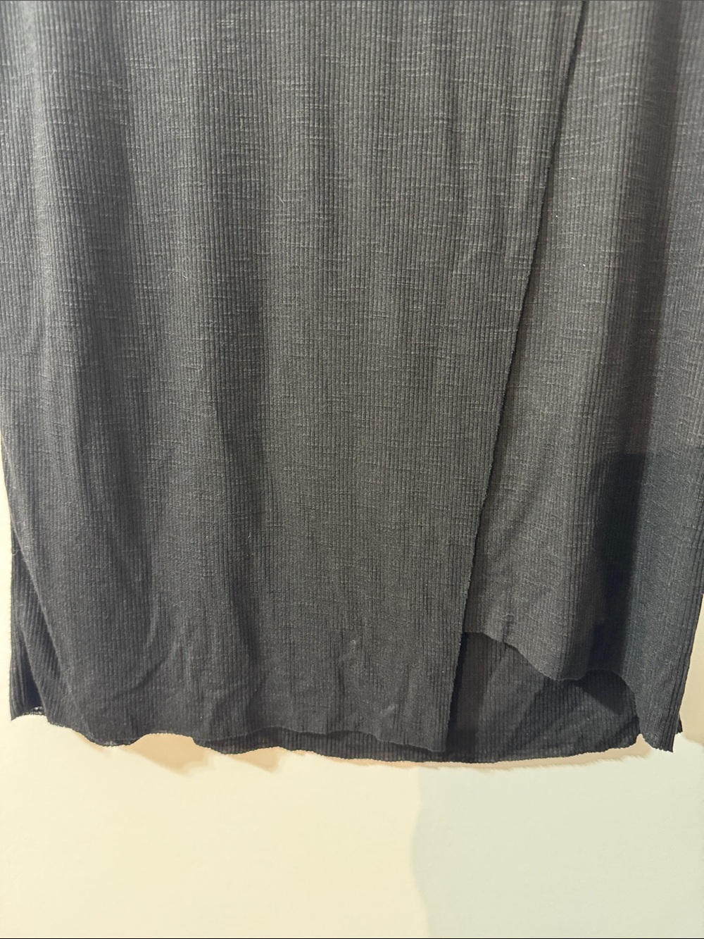 Kensie Women’s Black Short Sleeve Front Envelope Style Tee - Size XS - Picture 5 of 9